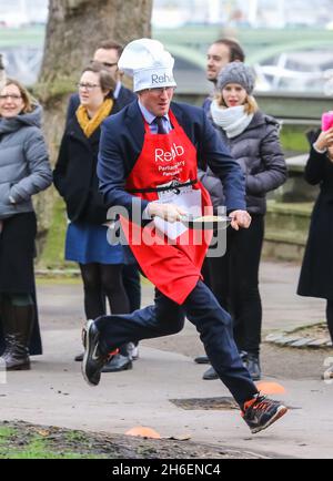 La course parlementaire de Pancake de 2016 a eu lieu ce matin dans les jardins de la tour Victoria, près des chambres du Parlement. Banque D'Images