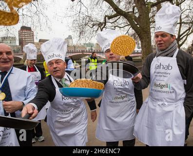 La course parlementaire de Pancake de 2016 a eu lieu ce matin dans les jardins de la tour Victoria, près des chambres du Parlement. Banque D'Images