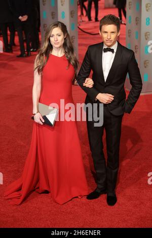 JEFF MOORE 14/02/16 Eddie Redmayne et Hannah Bagshawe assistent aux prix BAFTA à l'Opéra royal de Londres. Banque D'Images