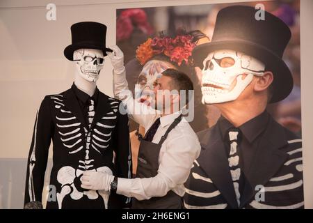 CHRISTIES AUCTIONEERS PRÉSENTE 24 LOTS DE SOUVENIRS DE JAMES BOND AVANT LEUR VENTE AUX ENCHÈRES LE 16 FÉVRIER, CÉLÉBRANT LE 24E FILM DE LA LIAISON : costume James Bond's Day of the Dead porté par Daniel Craig estimé à vendre pour £12,000 - £18,000 Banque D'Images