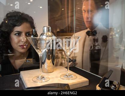 CHRISTIES AUCTIONEERS PRÉSENTE 24 LOTS DE SOUVENIRS DE JAMES BOND AVANT LEUR VENTE AUX ENCHÈRES LE 16 FÉVRIER, CÉLÉBRANT LES 24E FILMS DE BOND: Martini Shaker et deux verres utilisés par James Bond et Madeleine Swan estimés à se vendre pour £2,000 - £3,000 Banque D'Images