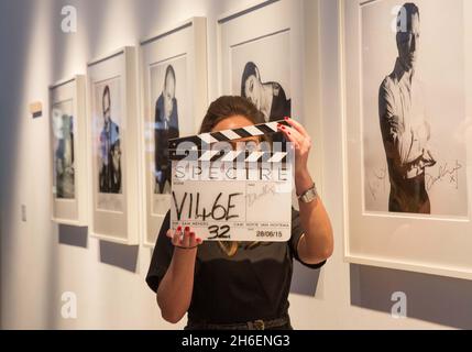 CHRISTIES AUCTIONEERS PRÉSENTE 24 LOTS DE SOUVENIRS DE JAMES BOND AVANT LEUR VENTE AUX ENCHÈRES LE 16 FÉVRIER CÉLÉBRANT LE 24E FILM BOND Banque D'Images