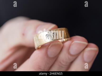 CHRISTIES AUCTIONEERS PRÉSENTE 24 LOTS DE SOUVENIRS DE JAMES BOND AVANT LEUR VENTE AUX ENCHÈRES LE 16 FÉVRIER, CÉLÉBRANT LE 24E FILM DE BOND EXPOSITIONS: Oberhauser's Specter Gold ring porté par Christoph Waltz estimé à vendre pour £4,000-£6,000 Banque D'Images