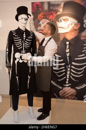 CHRISTIES AUCTIONEERS PRÉSENTE 24 LOTS DE SOUVENIRS DE JAMES BOND AVANT LEUR VENTE AUX ENCHÈRES LE 16 FÉVRIER, CÉLÉBRANT LE 24E FILM DE LA LIAISON : costume James Bond's Day of the Dead porté par Daniel Craig estimé à vendre pour £12,000 - £18,000 Banque D'Images