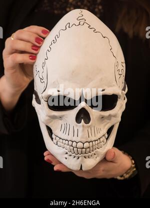 CHRISTIES AUCTIONEERS PRÉSENTE 24 LOTS DE SOUVENIRS DE JAMES BOND AVANT LEUR VENTE AUX ENCHÈRES LE 16 FÉVRIER, CÉLÉBRANT LE 24E FILM DE LA LIAISON : costume James Bond's Day of the Dead porté par Daniel Craig estimé à vendre pour £12,000 - £18,000 Banque D'Images