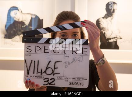 CHRISTIES AUCTIONEERS PRÉSENTE 24 LOTS DE SOUVENIRS DE JAMES BOND AVANT LEUR VENTE AUX ENCHÈRES LE 16 FÉVRIER CÉLÉBRANT LE 24E FILM BOND Banque D'Images