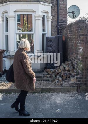 Londres fait l'expérience d'une vague de vols de briques alors que les voleurs essaient de faire des milliers de livres en les vendant pour l'utilisation dans les extensions aux maisons des résidents riches.La police enquête sur plus de 30 cas de vols de briques rien que dans l'est de Londres, mais il est entendu que le problème s'est répandu dans toute la capitale.Les voleurs descendent les murs d'églises et de cimetières pour voler les précieuses briques jaunes du « stock de Londres », qui peuvent être antérieures à l'ère victorienne.On pense que les briques peuvent aller jusqu'à 15 £ chacune.La photo montre une propriété dans Waltham Forest Banque D'Images