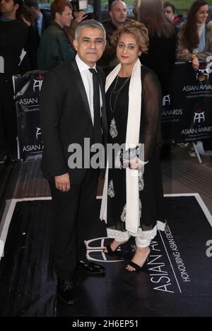 Sadiq Khan et sa femme Saadiya assistent aux British Asian Awards 2016 au Grosvenor House Hotel, Londres Banque D'Images