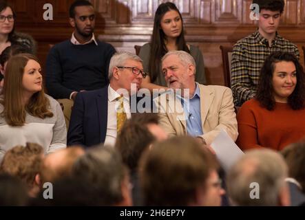 Le leader travailliste Jeremy Corbyn s’entretient avec Alan Johnson avant d’intervenir pour la première fois dans le débat européen au Sénat de Londres Banque D'Images