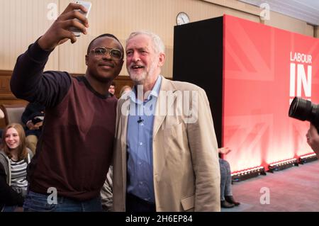 Le leader travailliste Jeremy Corbyn se pose pour un selfie alors qu'il prononce sa première intervention majeure dans le débat européen au Sénat de Londres Banque D'Images