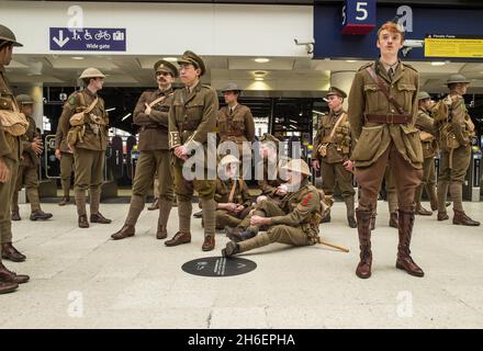 Des milliers de volontaires ont participé aujourd'hui, le 1er juillet 2016, à un événement à l'échelle du Royaume-Uni, en tant que mémorial moderne pour marquer le centenaire de la bataille de la somme.Commandé par 14-18 MAINTENANT, le programme artistique du Royaume-Uni pour le centenaire de la première Guerre mondiale, l'œuvre a été conçue et créée par l'artiste lauréat du prix Turner Jeremy Deller en collaboration avec Rufus Norris, directeur du Théâtre national.Les participants qui ont parcouru les rues aujourd'hui rappellent les 19,240 hommes qui ont été tués le 1er juillet 1916, le premier jour de la bataille de la somme.Chaque participant représentait un soldat qui a été tué Banque D'Images