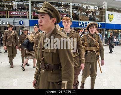 Des milliers de volontaires ont participé aujourd'hui, le 1er juillet 2016, à un événement à l'échelle du Royaume-Uni, en tant que mémorial moderne pour marquer le centenaire de la bataille de la somme.Commandé par 14-18 MAINTENANT, le programme artistique du Royaume-Uni pour le centenaire de la première Guerre mondiale, l'œuvre a été conçue et créée par l'artiste lauréat du prix Turner Jeremy Deller en collaboration avec Rufus Norris, directeur du Théâtre national.Les participants qui ont parcouru les rues aujourd'hui rappellent les 19,240 hommes qui ont été tués le 1er juillet 1916, le premier jour de la bataille de la somme.Chaque participant représentait un soldat qui a été tué Banque D'Images