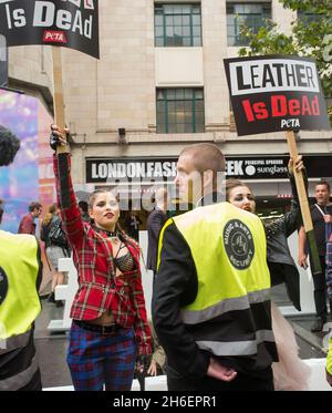 Alors que Londres célèbre 40 ans de punk, les militants du PETA se sont présentés à l'ouverture de la London Fashion week exhortant les designers à se mettre derrière la prochaine révolution de style – mode qui ne nuit pas aux animaux. Banque D'Images