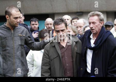 Calum Best, Dickie Best et les membres de la famille ainsi que Denis Law et l'agent Phil Hall à l'extérieur de l'hôpital Cromwell étaient la légende du football George Best venait de passer.Jeff Moore/allactiondigital.com Banque D'Images