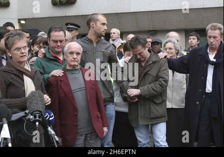 Calum Best, Dickie Best et les membres de la famille ainsi que Denis Law et l'agent Phil Hall à l'extérieur de l'hôpital Cromwell étaient la légende du football George Best venait de passer.Jeff Moore/allactiondigital.com Banque D'Images