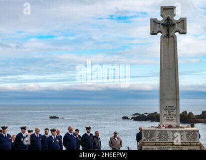 Personnel de RNLI au mémorial de guerre lors de la cérémonie du jour du souvenir, Dunbar, East Lothian, Écosse, Royaume-Uni Banque D'Images