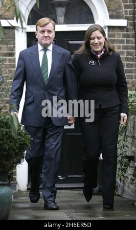 Charles Kennedy et sa femme Sarah ont quitté son domicile à Londres le 07/01/06 pour assister à une conférence de presse où il a annoncé sa démission en tant que chef du Parti libéral-démocrate. Banque D'Images