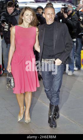 Liz Hurley avec le cordonnier Patick Cox à la Fashion week de Londres pour le début de son nouveau défilé de mode tv.Jeff Moore/allactiondigital.com Banque D'Images