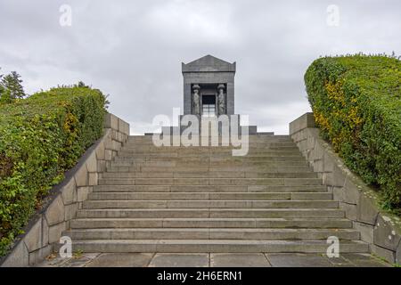 Belgrade, Serbie - 23 octobre 2021 : le Monument du héros inconnu au sommet de la montagne Avala Granite noire. Banque D'Images