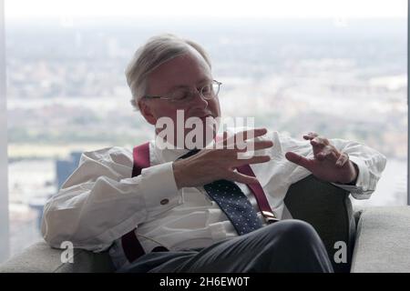 John Varley a photographié au QG de Barclay Banks à Canary Wharf lorsqu'il était directeur général de la banque.Barclays et John Varely ont été inculpés pour les accords de la banque en période de crise avec le Qatar. Banque D'Images