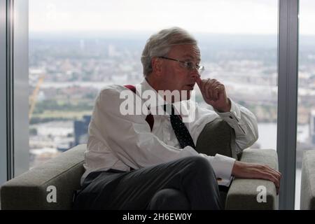 John Varley a photographié au QG de Barclay Banks à Canary Wharf lorsqu'il était directeur général de la banque.Barclays et John Varely ont été inculpés pour les accords de la banque en période de crise avec le Qatar. Banque D'Images