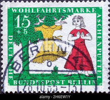 ALLEMAGNE, Berlin - VERS 1965: Timbre-poste d'Allemagne, Berlin montrant une photo du conte de fées des Frères Grimm: Cendrillon.Un nouveau système dres Banque D'Images