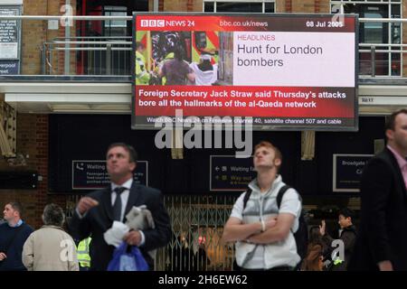 Une série d'attentats à la bombe contre le système de transport du centre de Londres a tué plus de 50 personnes et blessé environ 700 autres personnes le 07/07/05.Les navetteurs se dirigent vers le travail comme d'habitude à la gare de Liverpool ce matin après les attentats du centre de Londres hier.Jeff Moore/allactiondigital.com Banque D'Images