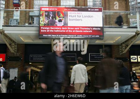 Une série d'attentats à la bombe contre le système de transport du centre de Londres a tué plus de 50 personnes et blessé environ 700 autres personnes le 07/07/05.Les navetteurs se dirigent vers le travail comme d'habitude à la gare de Liverpool ce matin après les attentats du centre de Londres hier.Jeff Moore/allactiondigital.com Banque D'Images