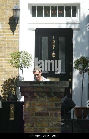 Jude Law quitte la Maida Vale qu'il partage avec sa petite amie Sienna Miller.Le couple de célébrités est revenu ensemble après avoir partagé parce que Jude a eu une affaire avec sa nounou d'enfants.Jeff Moore/allactiondigital.com Banque D'Images