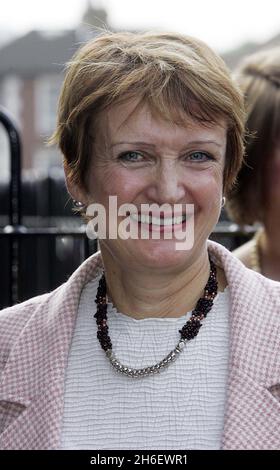 Aujourd'hui, la Reine s'est rendu à Stratford, dans l'est de Londres, pour voir le site du parc olympique de 500 hectares - le développement au cœur des Jeux de Londres de 2012.Elle a été emmenée au 21e étage de la tour résidentielle de Holden point pour voir le site et a été accompagnée par le Président de Londres 2012, Lord Sebastian COE, le maire de Londres, Ken Livingstone et la secrétaire à la Culture, Tessa Jowell (photo). Banque D'Images