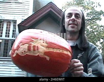 Pumpkin Art - Rich Newman et son épouse Flo d'Amherst, Massachusetts, sculptent des citrouilles depuis des années et ont maintenant un site Web www.tagyerit.com qui montre des images de leurs créations et d'autres artistes de partout aux États-Unis.La photo montre le créateur Rich Newman avec l'une de ses citrouilles Banque D'Images