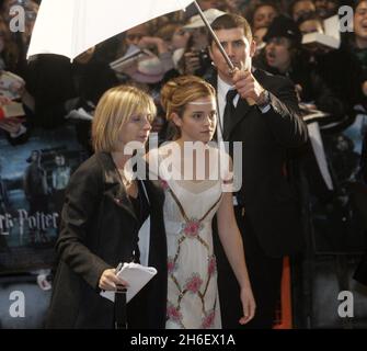 Emma Watson et sa mère arrivent à la première du film Harry Potter et le gobelet du feu, Leicester Square, Londres.Jeff Moore/allactiondigital.com Banque D'Images