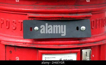 Une boîte postale fermée.Date de la photo: Mercredi 18 octobre 2006.Une pétition de quatre millions de noms réclamant la protection des bureaux de poste sera livrée aujourd'hui au 10 Downing Street. Banque D'Images