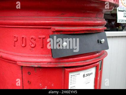 Une boîte postale fermée.Date de la photo: Mercredi 18 octobre 2006.Une pétition de quatre millions de noms réclamant la protection des bureaux de poste sera livrée aujourd'hui au 10 Downing Street. Banque D'Images