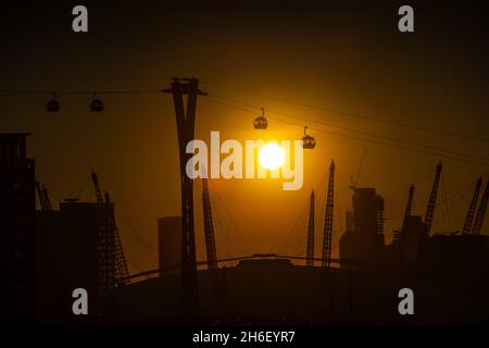 Le coucher de soleil sur l'arène O2 à Londres après le jour de février le plus chaud enregistré pour le Royaume-Uni. Banque D'Images