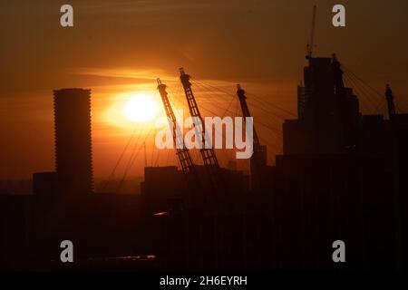 Le coucher de soleil sur l'arène O2 à Londres après le jour de février le plus chaud enregistré pour le Royaume-Uni. Banque D'Images