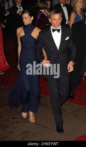 Daniel Craig et sa petite amie Satsuki Mitchell arrivent à la première mondiale du nouveau film James Bond, Casino Royale, Odeon Cinema, Leicester Square, centre de Londres,14 novembre 2006.Jeff Moore/EMPICS Entertainment