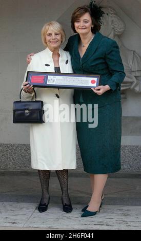 La femme du Premier ministre, Cherie Blair, en photo avec sa mère, Gail Booth, après avoir reçu la liberté de la ville de Londres au Guildhall de Londres ce matin, le 27 novembre 2006. Banque D'Images