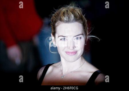 Kate Winslet arrive pour la première britannique des vacances, à l'Odeon Leicester Square, dans le centre de Londres. Banque D'Images