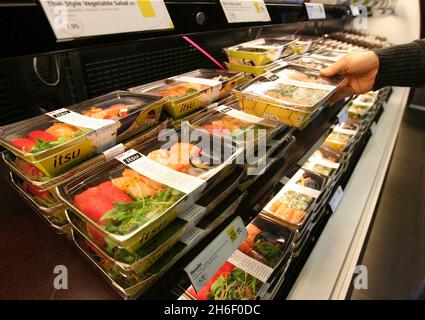 Photo des sushis ITSU en vente dans l'un de ses restaurants de Liverpool Street, Londres.Le bar à sushis de l'ITSU à Piccadilly reste fermé après la mort de l'ancien espion russe Alexander Litvinenko, décédé d'un empoisonnement par le polonium-210. Banque D'Images