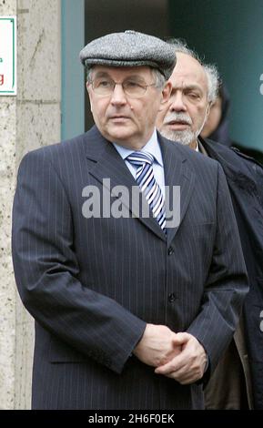 Walter Litvinenko, père de l'ancien espion russe Alexander Litvinenko assiste aux prières de la mosquée du centre de Londres dans Regent's Park, avant les funérailles de son fils au cimetière de Highgate aujourd'hui, le 7 décembre 2006. Banque D'Images