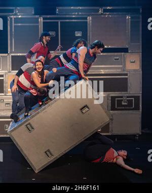 Transit, le spectacle défiant la gravité des artistes de cirque quois de FLIP fabrique Banque D'Images