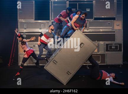 Transit, le spectacle défiant la gravité des artistes de cirque quois de FLIP fabrique Banque D'Images