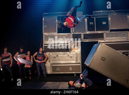 Transit, le spectacle défiant la gravité des artistes de cirque quois de FLIP fabrique Banque D'Images