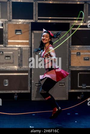 Transit, le spectacle défiant la gravité des artistes de cirque quois de FLIP fabrique Banque D'Images