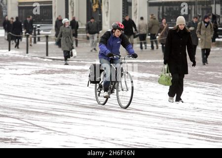 Les navetteurs photographiés à côté du palais de Buckingham font leur chemin pour travailler dans la neige le 24 janvier 2007.Jeff Moore/EMPICS Entertainment Banque D'Images