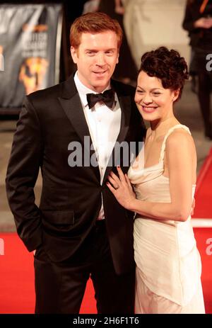 Damian Lewis et sa petite amie Helen McClory arrivent pour les British Academy film Awards 2007 au Royal Opera House, Covent Garden, Londres, le 11 février 2007. Banque D'Images