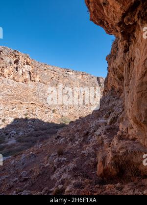 Wadi, gorge sèche avec quelques plantes et arbres Banque D'Images