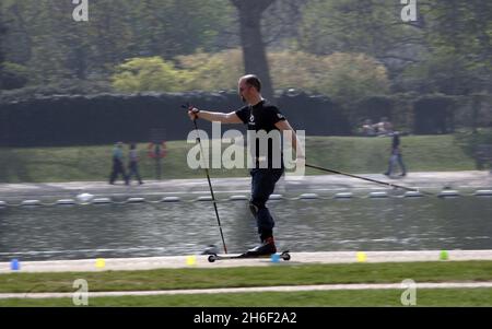 Un homme de ski à Hyde Park le 14 avril 2007.Londres a vu une petite vague de chaleur ce week-end avec des températures atteignant 25 degrés celsius. Banque D'Images