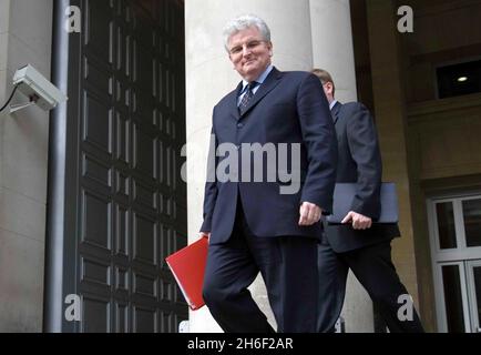 Le secrétaire de la Défense des Browne est photographié en quittant son bureau du Ministère de la Défense à Londres cet après-midi, le 16 avril 2007.Le ministre s'est dirigé vers la Chambre des communes pour lire sa déclaration concernant la controverse sur l'argent comptant pour des histoires en Iran, dans laquelle 15 membres de la marine, qui ont été pris en captivité par l'Iran, ont été autorisés à vendre leurs histoires à la presse nationale après leur libération. Banque D'Images